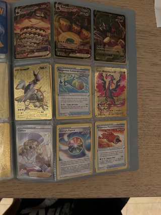Álbum Pokémon con muchas cartas