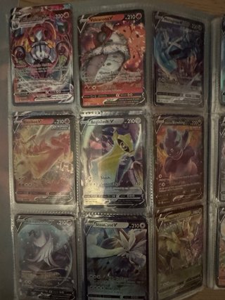 Álbum Pokémon con muchas cartas
