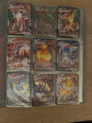 Álbum Pokémon con muchas cartas