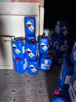 Garrafas azules con precinto de seguridad