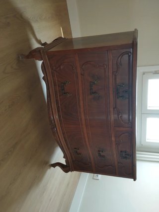 Cómoda de madera antigua