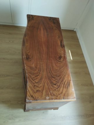 Cómoda de madera antigua