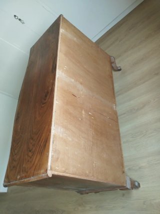 Cómoda de madera antigua