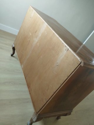 Cómoda de madera antigua