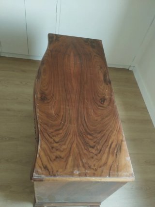 Cómoda de madera antigua