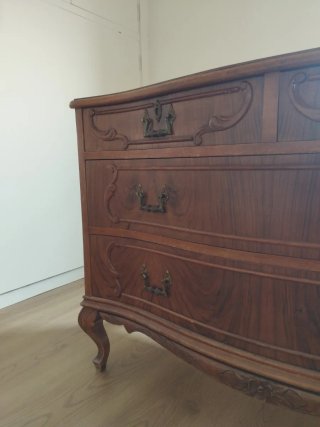 Cómoda de madera antigua
