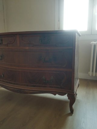 Cómoda de madera antigua
