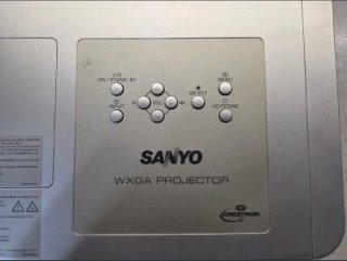 Proyector Sanyo tiro corto