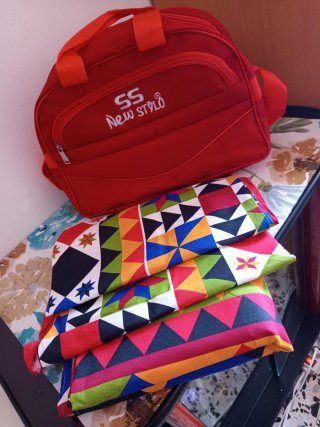 Bolsa roja y sábana estampada