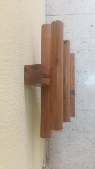 Espositore in legno per braccialetti