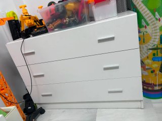 Cómoda blanca de madera y plástico