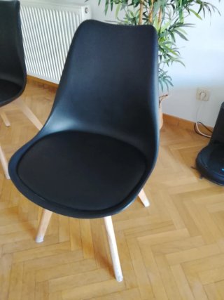 Silla negra moderna patas madera, tengo 3 unidades
