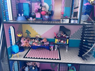 Mansión LOL con muñecas y accesorios