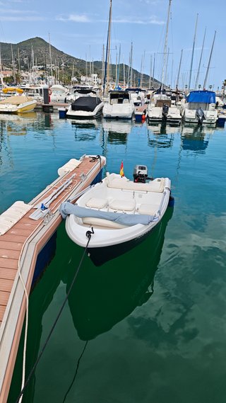 Lancha 3.80m 15cv y remolque 4 personas