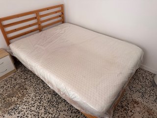 Cama de madera con colchón