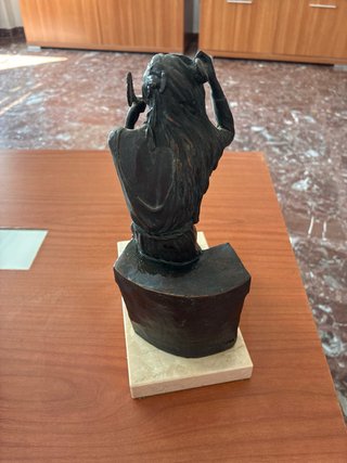 ESCULTURA BRONCE IBER JOVEN CEPILLANDOSE CABELLO