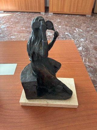 ESCULTURA BRONCE IBER JOVEN CEPILLANDOSE CABELLO