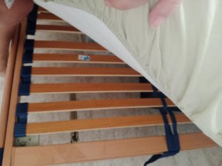 Cama articulada, colchón, cabecero y mesita.