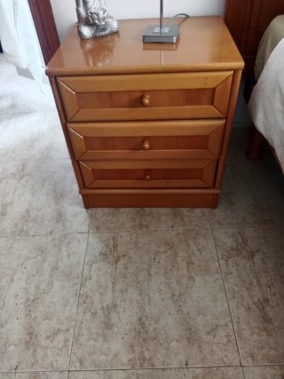 Cama articulada, colchón, cabecero y mesita.