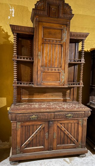 Aparador de madera tallada