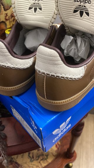 Zapatillas Adidas Marrones y Blancas