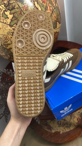 Zapatillas Adidas Marrones y Blancas