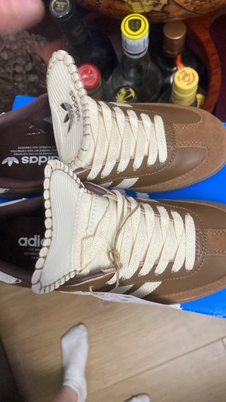 Zapatillas Adidas Marrones y Blancas