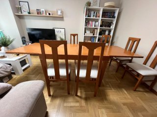 Mesa extensible de madera y sillas de comedor