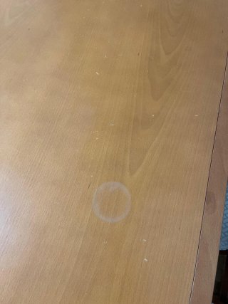 Mesa extensible de madera y sillas de comedor