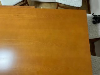 Mesa extensible de madera y sillas de comedor