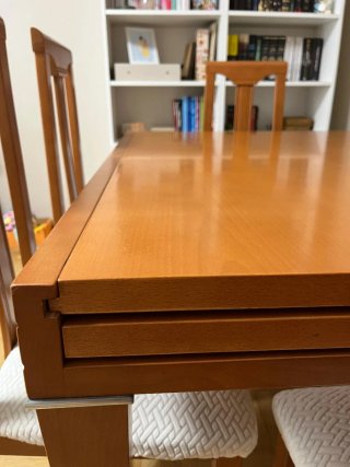 Mesa extensible de madera y sillas de comedor
