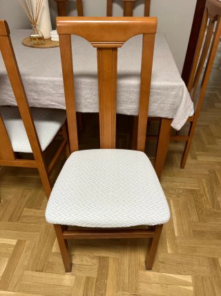 Mesa extensible de madera y sillas de comedor
