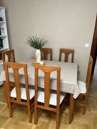 Mesa extensible de madera y sillas de comedor
