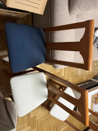 Mesa extensible de madera y sillas de comedor