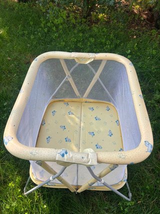 Parque infantil con mosquitera