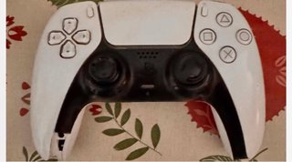Playstation 5 con mando y videojuego