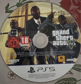 Playstation 5 con mando y videojuego