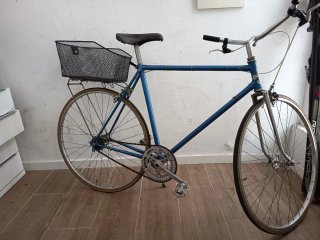 Bicicleta Clásica Azul con Cesta