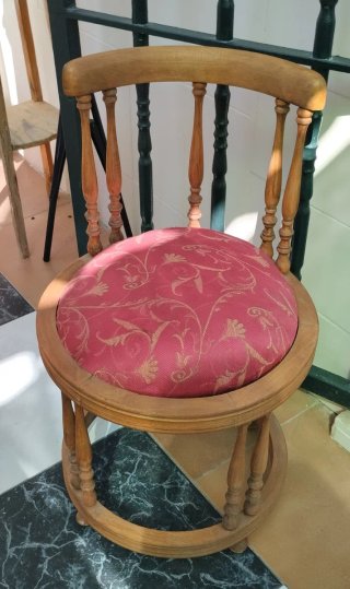 Butaca baja de dormitorio de madera