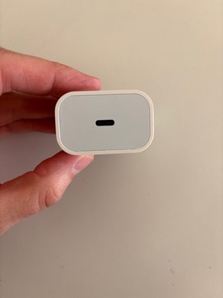 Cargador USB-C 20W para enchufe internacional.