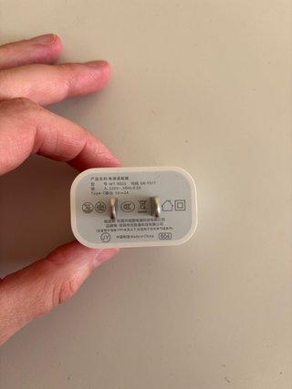 Cargador USB-C 20W para enchufe internacional.