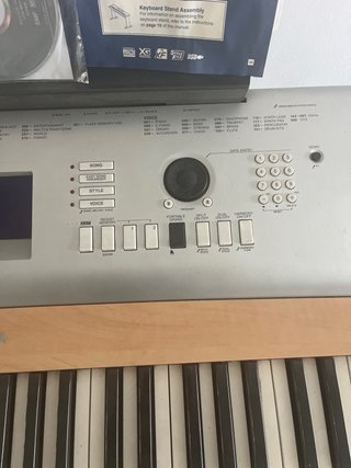 Teclado Yamaha DGX-630 con banquillo
