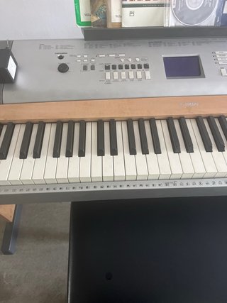 Teclado Yamaha DGX-630 con banquillo