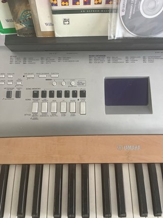 Teclado Yamaha DGX-630 con banquillo