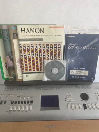 Teclado Yamaha DGX-630 con banquillo
