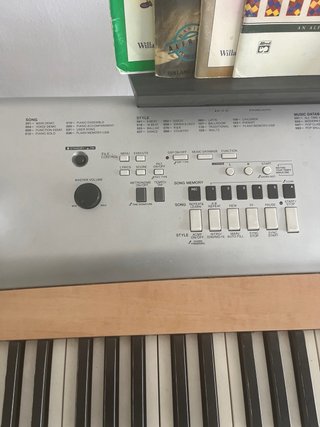 Teclado Yamaha DGX-630 con banquillo