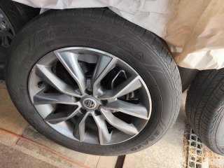 Llantas MG HS con neumáticos 215/60 R17