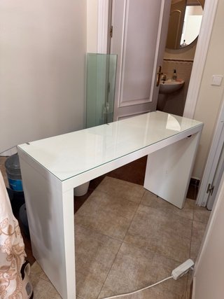 Mesa de manicura blanca con tapa de cristal