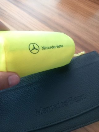 Mercedes Benz carpeta documentación y chaleco