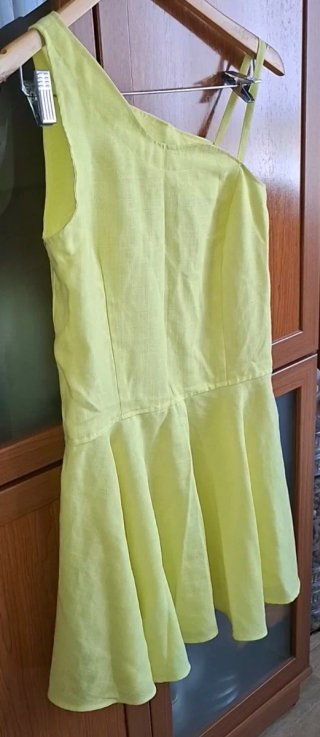 T36, Vestido corto amarillo azufre asimétrico